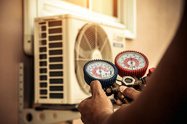 Professional Hvac technician working in Ocklawaha, FL